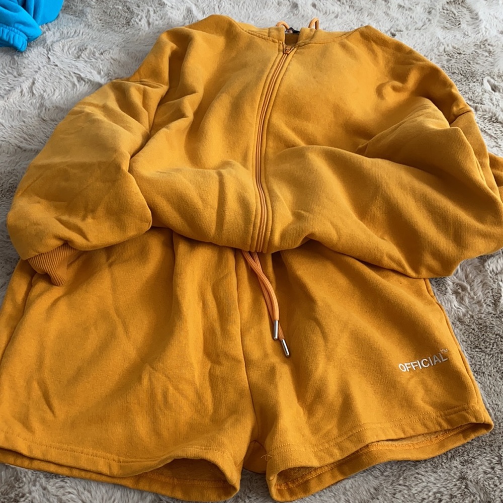 Yellow set - Picture 3 of 4